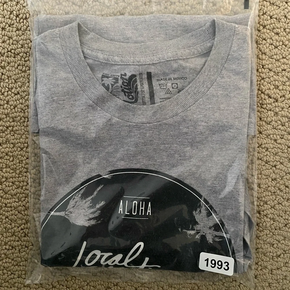LOCAL MOTION Hawaii “Aloha Is Free” Hawaiian Tee Shirt Men L Large - Picture 5 of 5